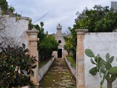 E' affiancata da una piccola cappella